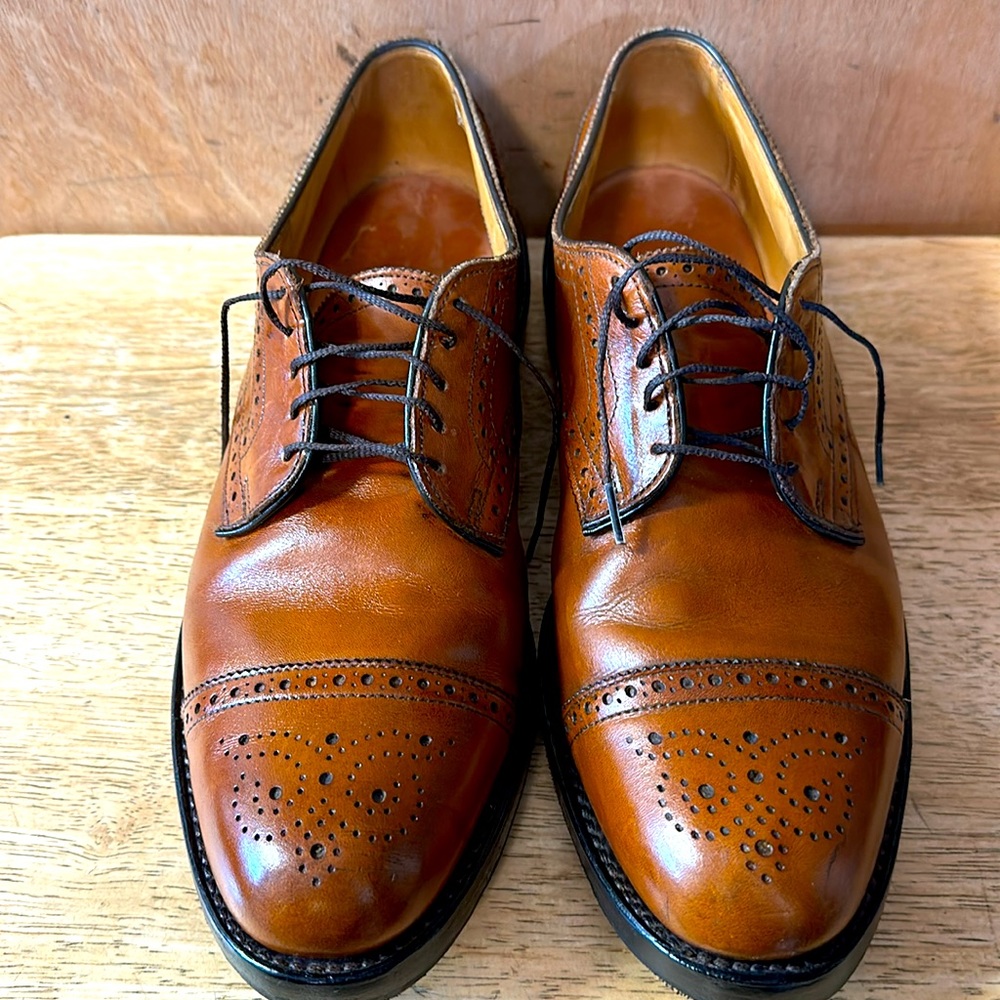 Allen Edmonds men’s size 11 B, these are a little narrower! Like new